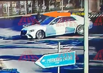 VIDEO / Dalin pamjet tronditëse të atentatit në Rinas, qitësi gjakftohtë zbret nga makina dhe ekzekuton Danin me…