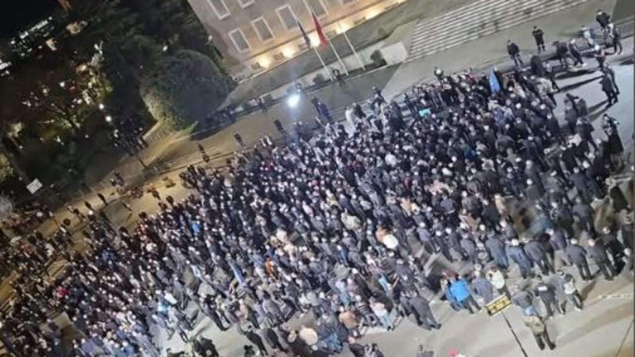 Protesta e opozitës para Kryeministrisë  Balla publikon foton e pjesëmarrësve  Ia doli ta fundosë PD në shoqatë