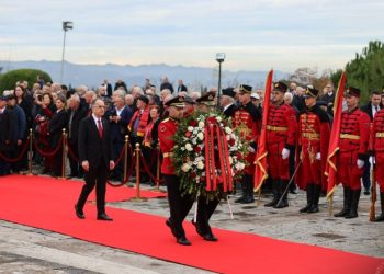 29 Nëntori/ Begaj: Mirënjohja ndaj dëshmorëve jo vetëm kujtesë historike, por detyrim për mbrojtjen e lirisë dhe paqes