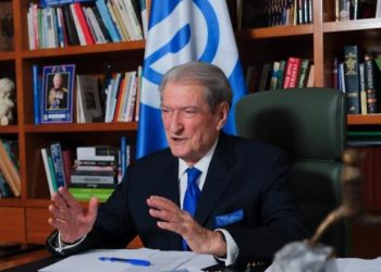 “Shko në SPAK dhe përballu! Komentet i lexon, fletëthirrjen jo”/ Berisha njofton bisedë live në rrjetet sociale, fansat e ‘masakrojnë’