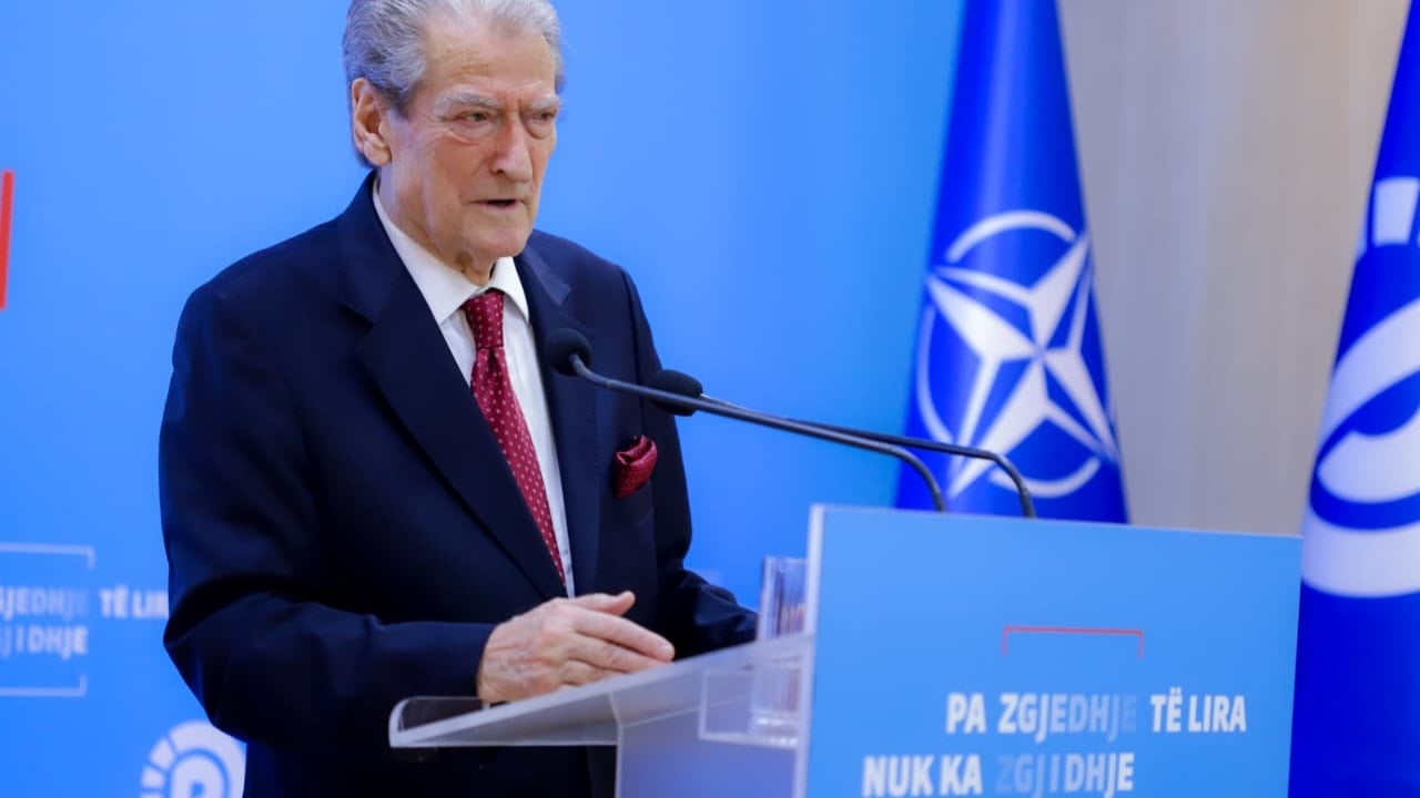  Transferuan miliona euro në Shqipëri   Berisha  DASH shpalli organizatë terroriste dhe sanksionoi vëllezërit Hysa  Miq të  