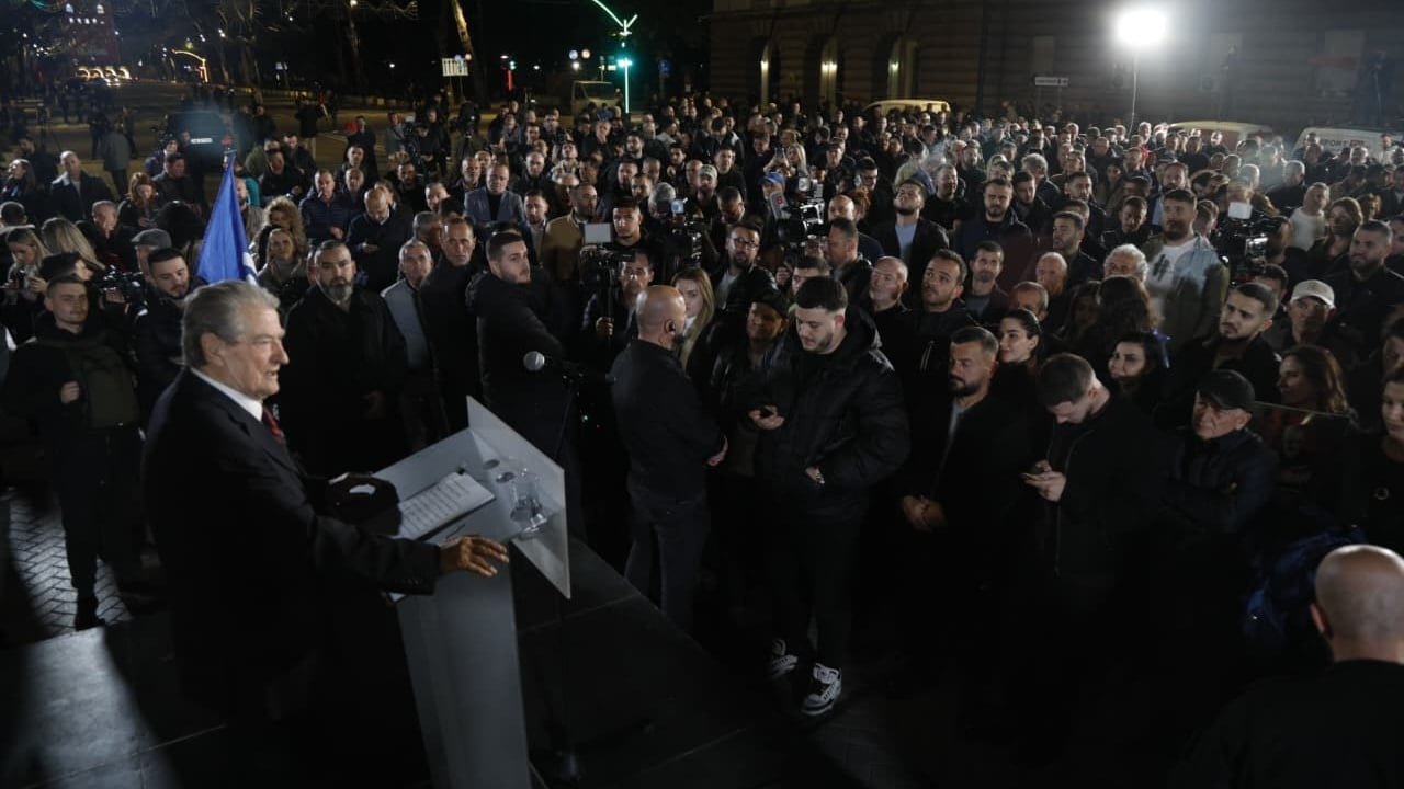  Foltore 2  Opozita mbyll protestën përpara Kryeministrisë  Berisha  Do mblidhemi çdo javë deri sa 