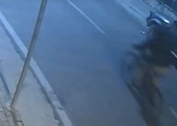 VIDEO / Tritoli në vilën e Xhelal Mziut, dalin pamjet e autorit me biçikletë, dyshohet edhe për…