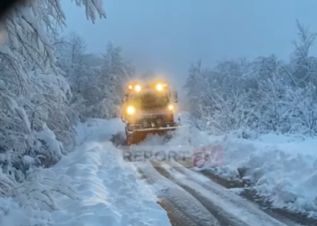 Reshjet e dëborës në Bogë-Theth, trashësia arrin deri në 40 cm (VIDEO)