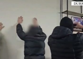 Durrës/ “Çmontohet” rrjeti i shpërndarjes së drogës pranë shkollave, 12 të arrestuar (VIDEO)