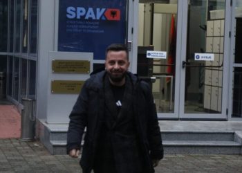 Kryebashkiaku i Kolonjës Erion Isai lë ambientet e SPAK pas rreth 2 orësh. U paraqit për… (VIDEO)