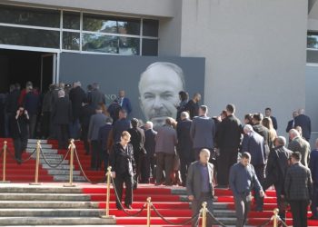 Lamtumirë Fatos Nano! Mijëra qytetarë, krerët e shtetit dhe politika në homazhe! Bashkëshortja, fjalim prekës! Rama nderon ish-kryeministrin