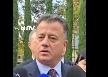 Ironia e Mero Bazes: Emrat ‘Flamur’ duhet të ketë ligj të mos i mbajnë budallenjtë (VIDEO)