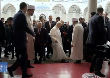 VIDEO-Papa viziton Turqinë, heq këpucët kur futet në Xhaminë Blu