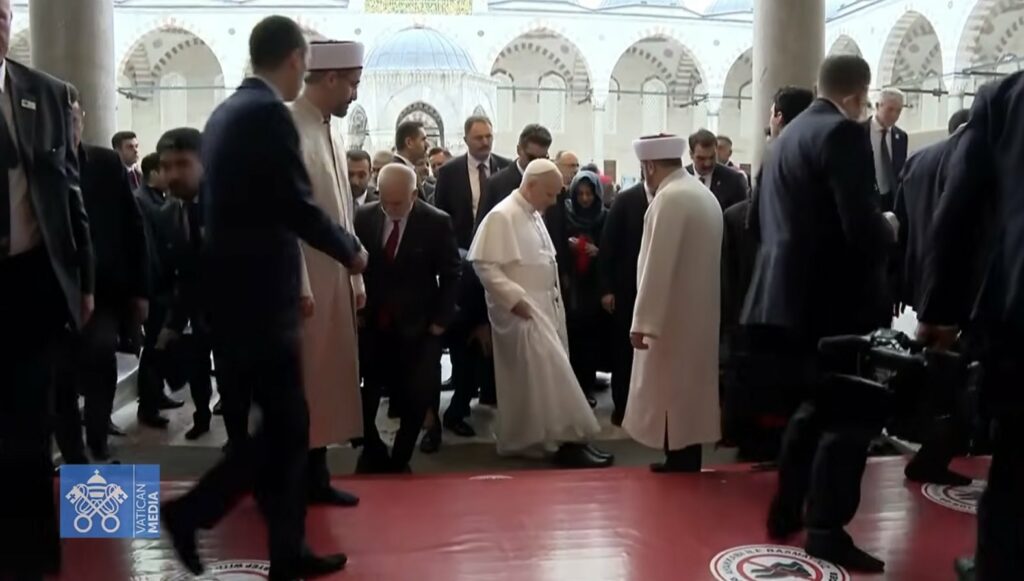 VIDEO Papa viziton Turqinë  heq këpucët kur futet në Xhaminë Blu