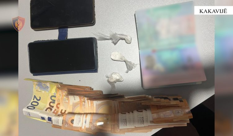 Njëri tentoi të fuste kokainë në Shqipëri  tjetri fishekë  arrestohen dy persona në Kakavijë
