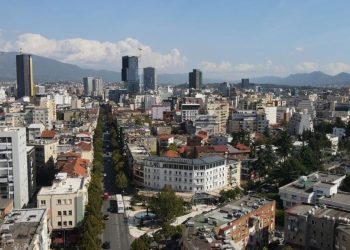 Taksat që ndryshojnë/ Shtohen ato mbi karburantet, ulet kufiri për pagesat me para në dorë