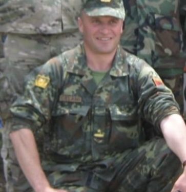 Përdorte taksinë për të furnizuar grupet kriminale me armë dhe drogë, arrestohet ish-ushtaraku në Tiranë