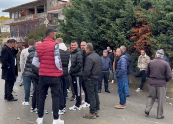 Përplasja në bashki, banorët e Çërravës vijojnë protestën për lirimin e Muçllarit