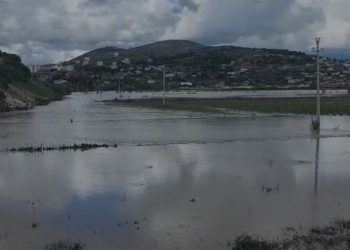 Dëmet nga përmbytjet/ Uji nis të tërhiqet në disa zona, pasoja të rënda për qindra familje