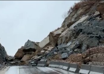 Rrëshqitja masive e shkëmbinjve bllokon aksin Qukës-Qafë Plloçë, vendoset baypass provizor për kalimin e mjeteve