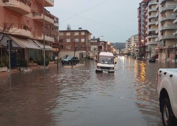 Shqipëria nën ‘pushtetin’ e ujit/ Përmirësohet situata në Vlorë, rikthehen në banesa familjet që u përmbytën