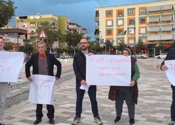 Mungesa e ujit të pijshëm, protestojnë aktivistët në Fier: Ndërprerja bëhet pa paralajmërim, duhet zgjidhje