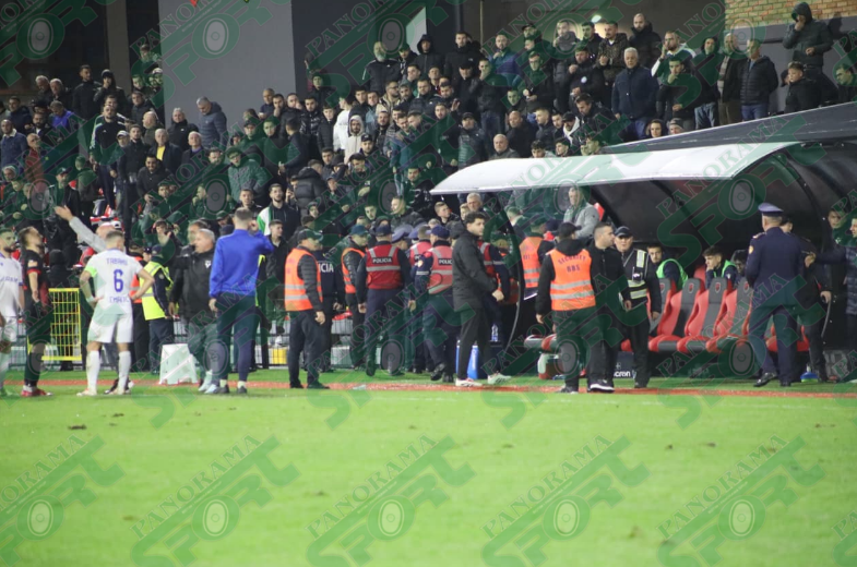 Përplasja e drejtorit të Vorës me tifozët e Flamurtarit  dalin pamjet e ndërhyrjes së policisë në Vlorë