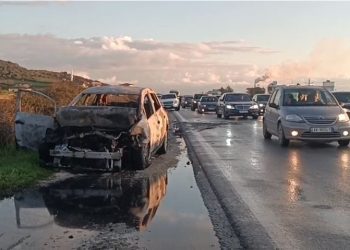 Shkrumbohet makina pas përplasjes në Lushnje, shpëtojnë mrekullisht nëna shofere dhe dy fëmijët