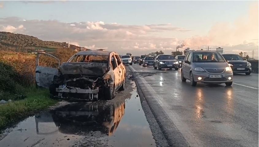 Shkrumbohet makina pas përplasjes në Lushnje  shpëtojnë mrekullisht nëna shofere dhe dy fëmijët