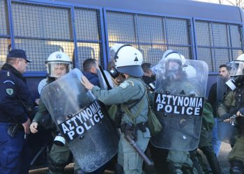Fermerët protestë në Greqi, bllokojnë rrugën Athinë-Selanik, raportohet për të lënduar gjatë përplasjeve me policinë
