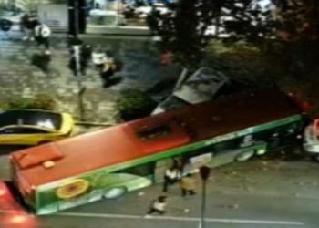 Aksident në Tiranë/ Biçikleta i pret rrugën, autobusi humb kontrollin, merr para makinat e parkuara
