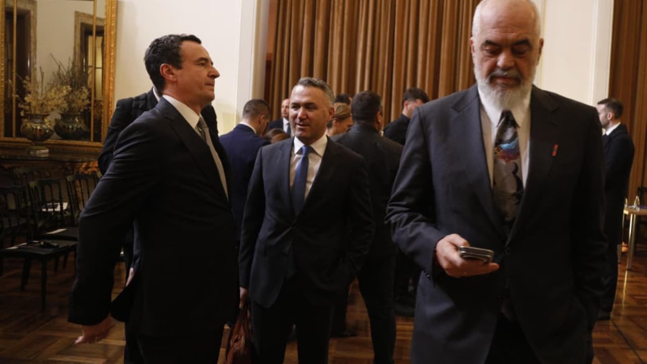Fotolajm  Çfarë nuk u pa nga samiti me liderët e rajonit  Rama i fokusuar te telefoni  ja si reagon Albin Kurti