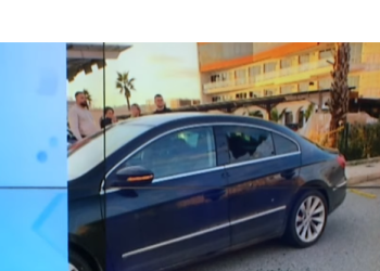 Vrasja në Rinas, plumbat ranë edhe mbi makinën e një të riu që priste nënën në aeroport. Fotoja u bë publike nga deputeti i PD