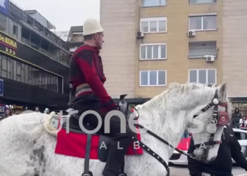 Festojnë 28 Nëntorin/ Shqiptarët në Shkup, paradë me kuaj dhe makina (VIDEO)