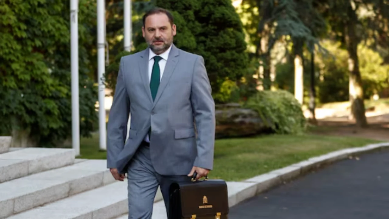  Mund të arratiset   Akuzat për korrupsion  Gjykata Supreme e Spanjës lë në paraburgim ish ministrin  Rrezikon burgun me  