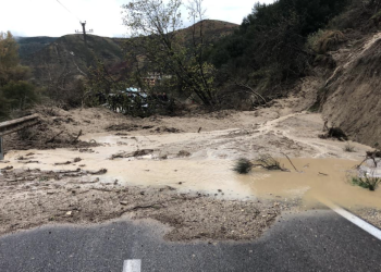Situata me motin e keq në Vlorë/ Rrëshqitje dherash në aksin Peshkëpi – Poçem, bllokohet qarkullimi