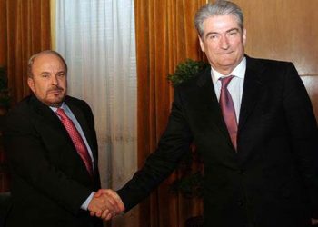 Pse të djathtës shqiptare i duhet një ‘Fatos Nano’?