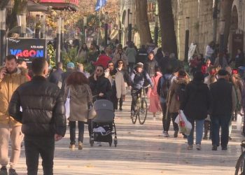 KE: Shqipërisë “po i ikën truri”, informaliteti ende i lartë në tregun e punës