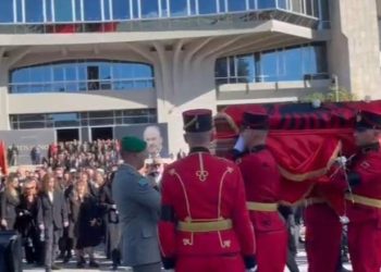 Nën tingujt e ‘My Way’ dhe karafila të bardhë, Fatos Nano përcillet në banesën e fundit