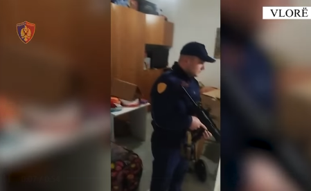 VIDEO  Vlorë  mbante në banesë armë zjarri dhe municion luftarak  pranga 40 vjeçarit