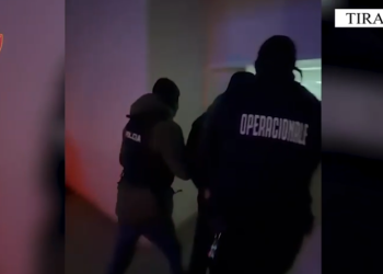 VIDEO- Dhunuan dhe morën peng 27 vjeçarin për 5 mijë euro/ Pranga 2 të rinjve, shpallen në kërkim 3 të tjerë