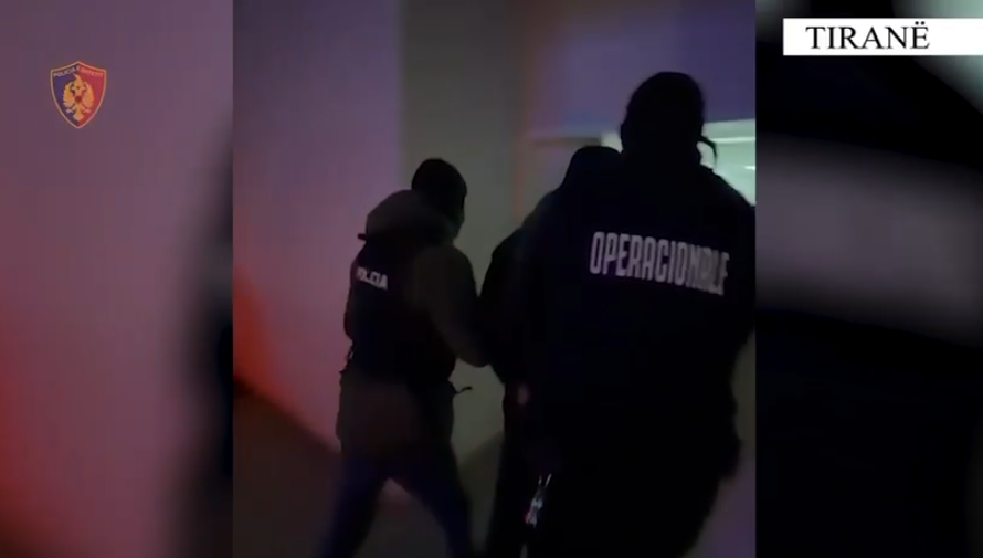 VIDEO  Dhunuan dhe morën peng 27 vjeçarin për 5 mijë euro  Pranga 2 të rinjve  shpallen në kërkim 3 të tjerë