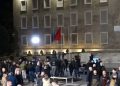 VIDEO- Pjesëmarrje e ulët në protestën e opozitës te Kryeministria