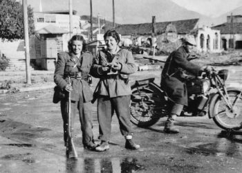 Tirana, kjo heshtje fisnike përballë zhurmës së kohës…