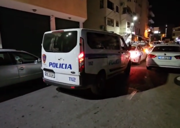 Të shtëna me armë zjarri në një banesë në Elbasan? Banorët: Dëgjuam krisma! Dyshimet..