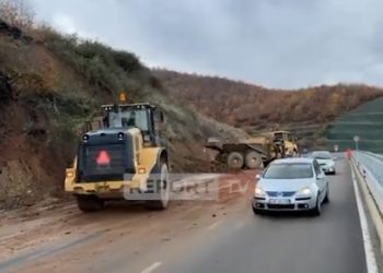 Sërish rrëshqitje dherash në aksin Qukës-Qafë Plloçë, bllokohet njëra prej korsive