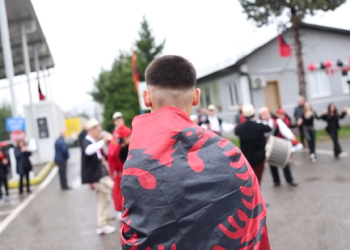 Dita e Pavarësisë/ Rama ndan pamjet: Atmosferë kuqezi! Nga Morina në Kakavijë, pikat doganore u kthyen në skenë gëzimi (VIDEO)