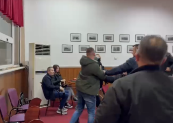 “Turp, legena”/ Sherr me grushte e shkelma në këshillin bashkiak të Pogradecit, mbërrin policia (VIDEO)