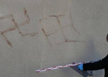 Tronditet Gjermania/ Svastika me gjak në makina e mure banesash, policia heton incidentin misterioz në Frankfurt