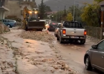 Përmbytje dhe bllokime rrugësh në Delvinë, uji ka hyrë nëpër shtëpi, evakuohen banorët