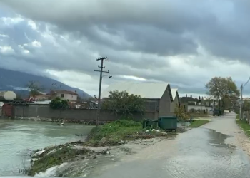 Gjirokastër, përmbytje në disa zona të fshatit Derviçan, uji hynë në oborrin e disa banesave