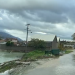 Gjirokastër, përmbytje në disa zona të fshatit Derviçan, uji hynë në oborrin e disa banesave