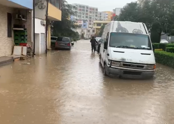 Rikthimi i reshjeve përmbyt Lezhën, një lagje e tërë nën ujë, vështirësi në qarkullim