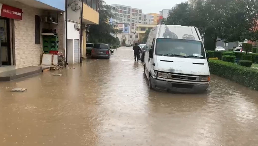 Rikthimi i reshjeve përmbyt Lezhën  një lagje e tërë nën ujë  vështirësi në qarkullim